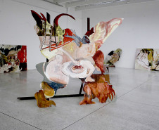 Museu de Arte Contemporânea (MAC-PR) - Pé de Galinha – Na terça (9), às 19h, o convidado Nicholas Steinmetz se despede da Sala Aberta com a exposição “Pé de Galinha”, que apresenta o resultado das obras produzidas pelo artista durante seu período de ocupação no museu. Acesso gratuito pela rampa caracol do Museu Oscar Niemeyer (MON), onde atualmente está localizado o MAC Paraná.