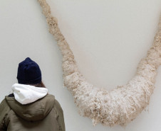 Museu de Arte Contemporânea (MAC-Paraná) - O Museu de Arte Contemporânea do Paraná (MAC Paraná) inaugura nesta sexta-feira (19), às 14h, a exposição “O Estranho que Mora Comigo”. A mostra reúne obras tridimensionais do acervo da instituição e uma obra externa convidada, e estará em exibição na Sede Adalice Araújo do MAC Paraná, no hall da Secretaria de Estado da Cultura (SEEC), no centro de Curitiba