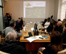 Normativas fortalecem proteção do patrimônio arqueológico da Cidade Real do Guairá. Na foto, reunião Cepha