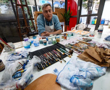 O artista plástico Jefferson Svoboda é o novo residente do Museu Casa Alfredo Andersen