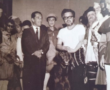 O Governador Ney Braga cumprimenta elenco do TCP após a apresentação de A megera domada (1964)