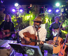 Centro Cultural Teatro Guaíra -  lmir Sater e Banda – No sábado (31) às 21h, a tradicional apresentação que o músico Almir Sater realiza todos os anos em Curitiba será marcada por clássicos da trajetória do cantor e violeiro