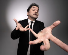 Centro Cultural Teatro Guaíra -  Teatro José Maria Santos -  Fake-News – A Comédia – É cada vez mais difícil distinguir o que é verdade ou não. A comédia é o décimo solo do ator e comediante Fábio Silvestre