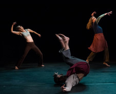 Centro Cultural Teatro Guaíra - Miniauditório - Desmundo – Dividida em dois atos, a peça é fundada na experimentação de estados corporais e tônus dos bailarinos que mergulham em universos distintos