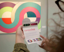 Museu Casa Alfredo Andersen (MCAA) - Visita mediada – Na tarde desta sexta (23), a artista Carla Ruschmann recebe o público para uma visita mediada pela exposição “Conexões”. A mostra reúne uma série de pinturas que exploram a interseção de dois círculos e o uso da geometria como expressão de conceitos vitais, buscando harmonia entre formas, cores e espaço, a partir de uma pintura criada como um feng shui de proteção.