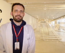 Trabalho de manutenção e restauração das obras de artes no Museu Oscar Niermeyer (MON).