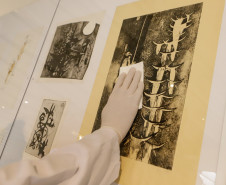 Trabalho de manutenção e restauração das obras de artes no Museu Oscar Niermeyer (MON).