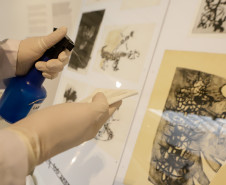 Trabalho de manutenção e restauração das obras de artes no Museu Oscar Niermeyer (MON).