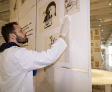Trabalho de manutenção e restauração das obras de artes no Museu Oscar Niermeyer (MON). Na foto Humberto Imbrunísio, coordenador do setor de Conservação e Restauro do MON.