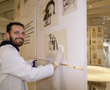 Trabalho de manutenção e restauração das obras de artes no Museu Oscar Niermeyer (MON). Na foto Humberto Imbrunísio, coordenador do setor de Conservação e Restauro do MON.