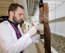Trabalho de manutenção e restauração das obras de artes no Museu Oscar Niermeyer (MON). Na foto Humberto Imbrunísio, coordenador do setor de Conservação e Restauro do MON.