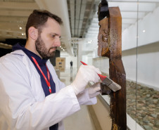 Trabalho de manutenção e restauração das obras de artes no Museu Oscar Niermeyer (MON). Na foto Humberto Imbrunísio, coordenador do setor de Conservação e Restauro do MON.