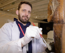 Trabalho de manutenção e restauração das obras de artes no Museu Oscar Niermeyer (MON). Na foto Humberto Imbrunísio, coordenador do setor de Conservação e Restauro do MON.