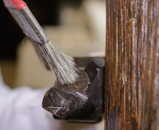 Trabalho de manutenção e restauração das obras de artes no Museu Oscar Niermeyer (MON).