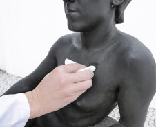 Trabalho de manutenção e restauração das obras de artes no Museu Oscar Niermeyer (MON). Na foto Humberto Imbrunísio, coordenador do setor de Conservação e Restauro do MON.
