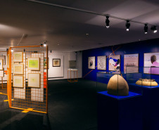 Museu Oscar Niemeyer (MON) - Últimos dias – A exposição “Antes e agora, longe e aqui dentro” poderá ser vista até domingo (25). Com a proposta de estabelecer diálogos entre o acervo do MON e a arte contemporânea brasileira, a exposição apresenta mais de cem obras realizadas por 44 artistas, em exibição na Sala 11 e em diversos espaços, como Pátio das Esculturas, Parcão, hall térreo e rampa.