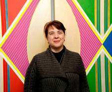 Museu Casa Alfredo Andersen (MCAA) - Visita mediada – Na tarde desta sexta (23), a artista Carla Ruschmann recebe o público para uma visita mediada pela exposição “Conexões”. A mostra reúne uma série de pinturas que exploram a interseção de dois círculos e o uso da geometria como expressão de conceitos vitais, buscando harmonia entre formas, cores e espaço, a partir de uma pintura criada como um feng shui de proteção.