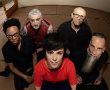 Teatro Guaíra recebe show de 30 anos da banda mineira Pato Fu neste sábado. Na foto, Pato Fu
