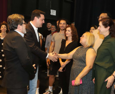 O governador Carlos Massa Ratinho Junior anuncia nesta quinta-feira (12) o repasse R$ 50 milhões para reforma, revitalização, adequação e modernização da estrutura do teatro, além da aquisição de novos equipamentos e instrumentos para Orquestra Sinfônica do Paraná