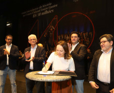 O governador Carlos Massa Ratinho Junior anuncia nesta quinta-feira (12) o repasse R$ 50 milhões para reforma, revitalização, adequação e modernização da estrutura do teatro, além da aquisição de novos equipamentos e instrumentos para Orquestra Sinfônica do Paraná