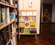 Biblioteca Pública do Paraná (BPP) - Exposição de Livros e Histórias em Libras – A partir da próxima quarta-feira, dia 18, a Seção Braille promove em seu espaço a exposição desses materiais, que fazem parte do acervo
