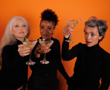 Centro Cultural Teatro Guaira - Teatro José Maria Santos - The Mango Tree: trata sobre os ideais e estereótipos do feminino na sociedade contemporânea e no imaginário popular. Por meio do humor, da ironia e do deboche, a criação provoca questões acerca da presença da mulher nos dias atuais