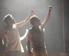 Com ingressos gratuitos, Teatro José Maria Santos recebe história de amor e revolução