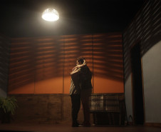 Com ingressos gratuitos, Teatro José Maria Santos recebe história de amor e revolução