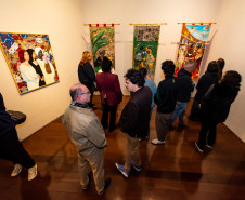 Museu Casa Alfredo Andersen (MCAA) - "Segredo da Cor" – A exposição "Segredo da Cor", já em exibição no museu, traz uma poderosa coleção de obras de Cecifrance Aquino, com foco na temática antirracista. Entre os destaques, além dos estandartes, encontra-se a releitura de "Duas Raças", de Alfredo Andersen, um convite para desvendar os segredos que nossas cores carregam