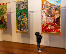 Museu Casa Alfredo Andersen (MCAA) - "Segredo da Cor" – A exposição "Segredo da Cor", já em exibição no museu, traz uma poderosa coleção de obras de Cecifrance Aquino, com foco na temática antirracista. Entre os destaques, além dos estandartes, encontra-se a releitura de "Duas Raças", de Alfredo Andersen, um convite para desvendar os segredos que nossas cores carregam