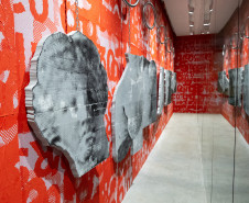 Museu Paranaense (MUPA) - Últimos dias – Fica em cartaz até domingo (15) a instalação “Vênus de Milo (souvenir)”, de Nina Lins, a primeira proposta exibida dentre as selecionadas no IV Edital de Ocupação do Espaço Vitrine, inaugurada em junho. Na instalação, a partir de anúncios de venda online, a artista Nina Lins ressignifica a representação da escultura grega Vênus de Milo, obra icônica da Grécia Antiga pertencente ao acervo do Museu do Louvre, em Paris