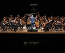 Orquestra da UEL apresenta Mozart, Bennett e Mendelssohn com maestro britânico