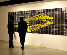 Museu de Arte Contemporânea do Paraná (MAC Paraná) - Oração para Voltar para Casa – Na quarta (18), das 14h às 16h, o artista visual Ícaro Almeida ministrará uma oficina que vai explorar o potencial educativo das artes visuais para capturar e documentar o imaginário da cidade de Tibagi. Por meio de múltiplas técnicas, como gravura com crochê, técnica mista, desenho e pintura, os participantes vão investigar a riqueza cultural e natural do município. A entrada é livre, sem necessidade de inscrição prévia.