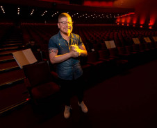 Diego Martins Avellleda, assessor da coordenação da Orquestra Sinfônica do Paraná e funcionário do teatro há 15 anos, lembra com carinho da primeira peça que assistiu na vida: “O Cerco da Lapa”, em 1994, quando tinha apenas cinco anos de idade.