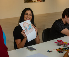 Museu de Arte Contemporânea do Paraná (MAC Paraná) - Oficina: Brincar e o Fazer Artístico – Na quarta (9), das 14h às 16h, o museu recebe a oficina "Brincar e o Fazer Artístico", ministrada por Akhan, artista visual que explora a identidade e a experiência preta por meio do desenho.