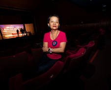 A atriz e produtora Nena Inoue dirigirá a nova montagem do Teatro de Comédia do Paraná