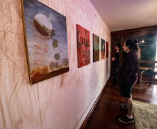 Alunos de pintura da Academia Alfredo Andersen apresentam suas obras em mostra coletiva