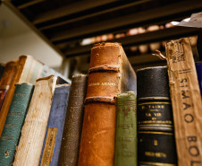 Acervo de obras raras da Biblioteca Pública do Paraná possui livro de 1584 