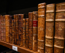 Acervo de obras raras da Biblioteca Pública do Paraná possui livro de 1584 