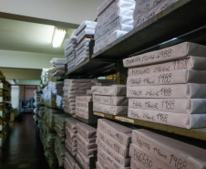 Acervo de obras raras da Biblioteca Pública do Paraná possui livro de 1584 
