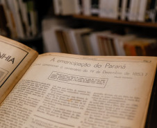 Acervo de obras raras da Biblioteca Pública do Paraná possui livro de 1584 