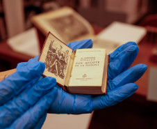Acervo de obras raras da Biblioteca Pública do Paraná possui livro de 1584 