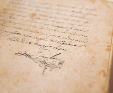 Acervo de obras raras da Biblioteca Pública do Paraná possui livro de 1584 
