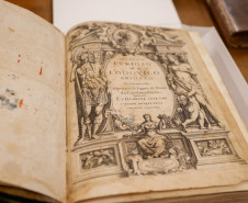 Acervo de obras raras da Biblioteca Pública do Paraná possui livro de 1584 