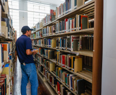 Acervo de obras raras da Biblioteca Pública do Paraná possui livro de 1584 
