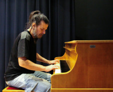 Biblioteca Pública do Paraná (BPP) - Cante com Livros – Nesta sexta-feira (11), às 17h, no Auditório, a Biblioteca apresenta a 2ª edição do “Cante com Livros”, projeto que une música e literatura e destaca artistas independentes. Adriano Sátiro, compositor e multi-instrumentista com quase 50 anos de carreira, fará um pocket show ao lado do músico convidado Orandi Almeida