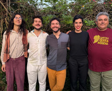 Centro Cultural Teatro Guaíra - José Maria Santos - Família Brasileiro Onde Rode – A paixão pela música sempre esteve presente na família Brasileiro, transmitida pelo pai, Ademar Brasileiro, aos filhos Ravi, Oruê e Otto Brasileiro. Agora, essa conexão musical ganha uma nova forma, saindo das salas de ensaio e das festas familiares para os palcos