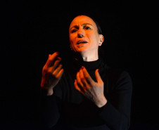 Centro Cultural Teatro Guaíra - Miniauditório - Festival Homero – A cada dia, uma atriz interpreta um dos cantos da obra “Ilíada”, durante a temporada que acontece de sexta (11) a domingo (13). Patricia Reis Braga encena o Canto 22 na sexta, Eliane Campelli o Canto 14 no sábado, e Katia Horn encerra com o Canto 13 no domingoPatricia Reis Braga - Ilíada canto 22 - Cia Iliadahomero de Teatro - Curitiba - Foto Gilson Camargo