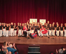 Evento do Estado para celebrar população idosa reúne mais de 400 pessoas no Teatro Guaíra