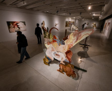 Museu de Arte Contemporânea do Paraná (MAC-PR) - COLETIVA | Mostra da Sala Aberta – A mostra reúne trabalhos dos artistas Akhan, Coletivo Brutas, Izadora Figueiredo, Luiz Moreira, Nicholas Steinmetz e Rimon Guimarães, que ocuparam a Sala Aberta durante seus processos criativos e apresentam o resultado dessa experiência